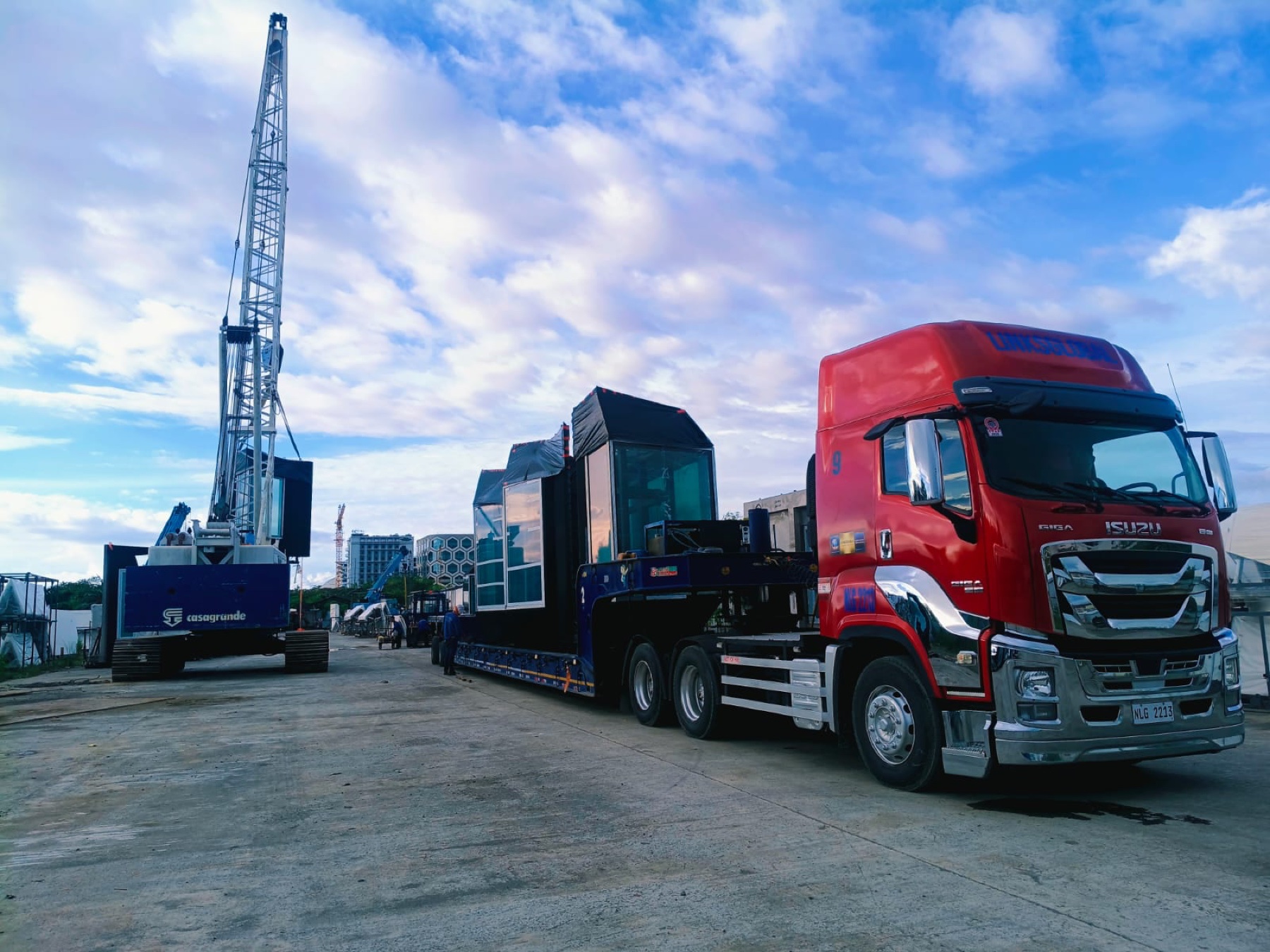 Red LinksGlobal truck carrying project cargo beside a crane