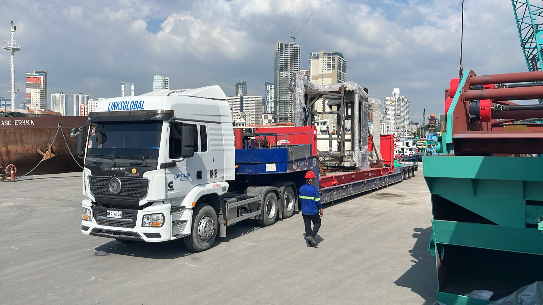 LinksGlobal truck and project cargo alongside a vessel at port